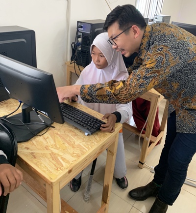 Agus Ciputra, Presiden Direktur BASF Indonesia bersama salah satu siswi SDN Kedung Dalem III Mauk di Lab Komputer