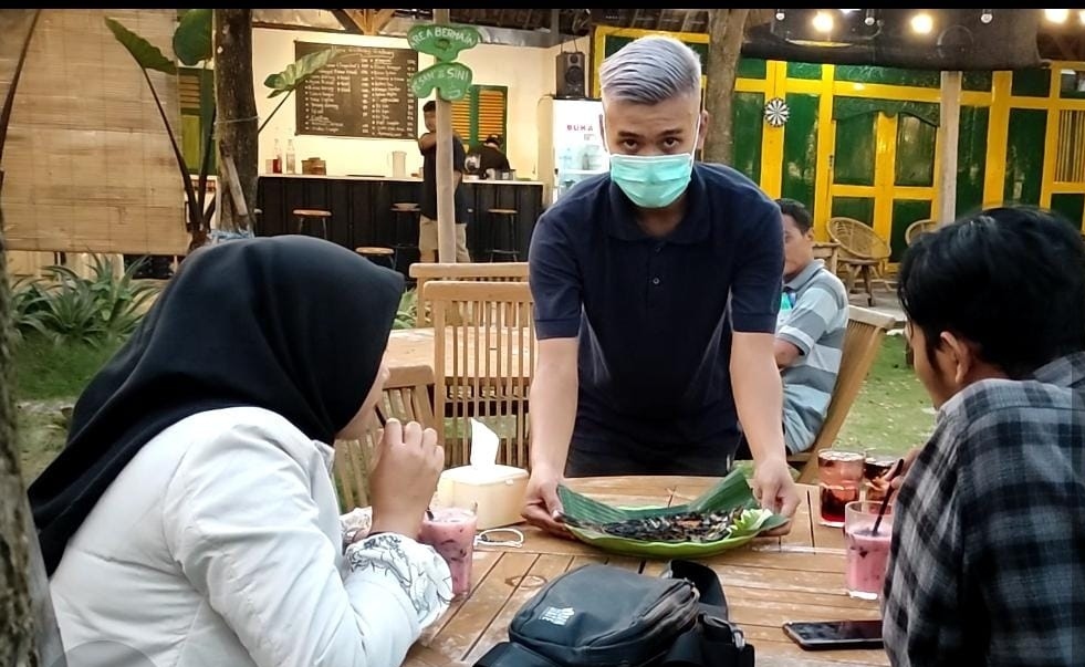 IMG_20220419_215505 Bandeng tanpa duri bakar menggunakan bumbu tradisional khas pesisir Gresik, disajikan dengan bungkus daun pisang