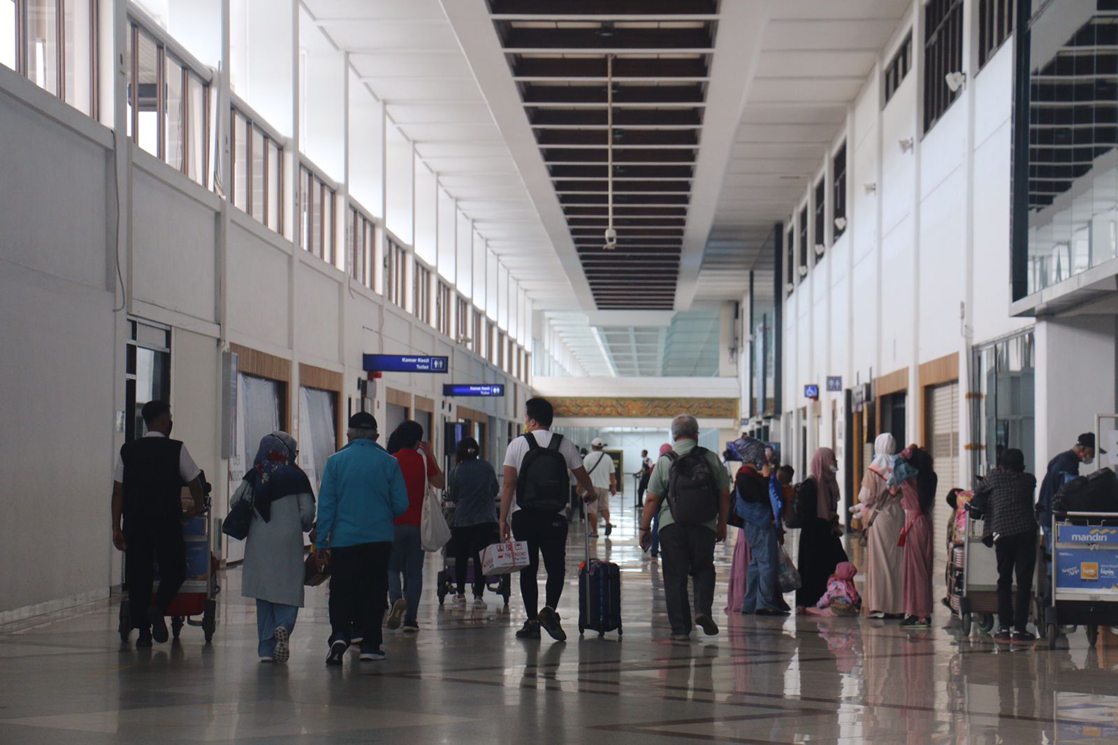 Suasana aktivitas calon penumpang di bandar udara Juanda