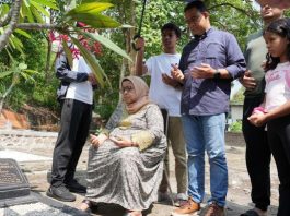 Anies berziarah ke makam ayah