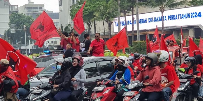 Kader PDIP Merahkan Bundaran HI dan Kampanye Akbar di GBK untuk Dukung Ganjar-Mahfud Kader PDIP Merahkan Bundaran HI