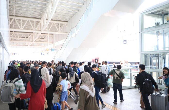 Bandung Jadi Destinasi Favorit, Penumpang Kereta Cepat Membludak Saat Libur Lebaran Bandung Jadi Destinasi Favorit, Penumpang Kereta Cepat Membludak Saat Libur Lebaran
