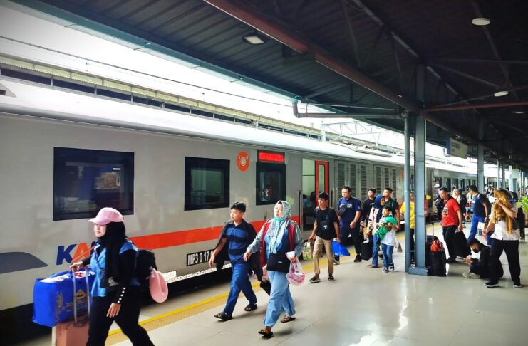 Tiket KA Ludes, Libur Kenaikan Isa Almasih Picu Lonjakan Penumpang!