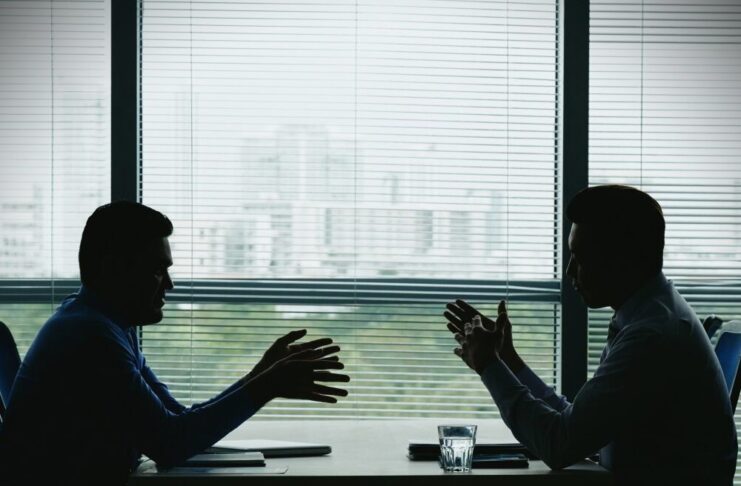 Solusi Menyelesaikan Konflik dalam Bisnis Tanpa Merusak Hubungan Tim